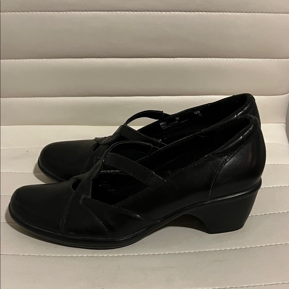 Clarks Women's Black Flats - Picture 3 of 9